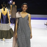 Desainer Stella Rissa memamerkan koleksi busana dari kain lurik Yogyakarta di ajang Jakarta Fashion & Food festival 2019. Hotel Harris. kelapa Gading. Jakarta. Senin [19/08/2019]. Foto: Mohammad Abduh/Wolipop