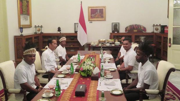 Jokowi tampak berbincang dengan warga Nduga dan Yapen yang diterimanya di Istana.