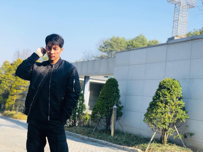 Begini gaya Lee Seung Gi ketika memerankan seorang pemain pengganti dalam serial Vagabond yang akan segera tayang bulan ini. Foto: Instagram @leeseunggi.official