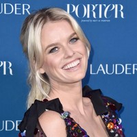 Bintang film Star Trek Alice Eve pun memiliki mata unik. Warna mata kanannya hazel, sementara kiri berwarna biru. Foto: Alberto E. Rodriguez/Getty Images
