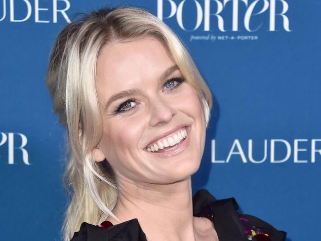 Bintang film Star Trek Alice Eve pun memiliki mata unik. Warna mata kanannya hazel, sementara kiri berwarna biru. Foto: Alberto E. Rodriguez/Getty Images