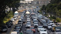 Kemacetan nampak masih terus terjadi di Jalan Jenderal Sudirman, Jakarta, Selasa (3/9/2019).