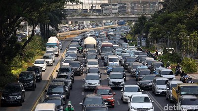Antrean Panjang Kendaraan Masih Terlihat di Jalan Sudirman