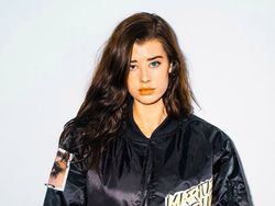 Dua Warna Bola Mata Model Cantik Bikin Netizen Kagum