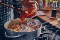 Begini Cara Bikin Saus Bolognese Tradisional Italia yang Enak