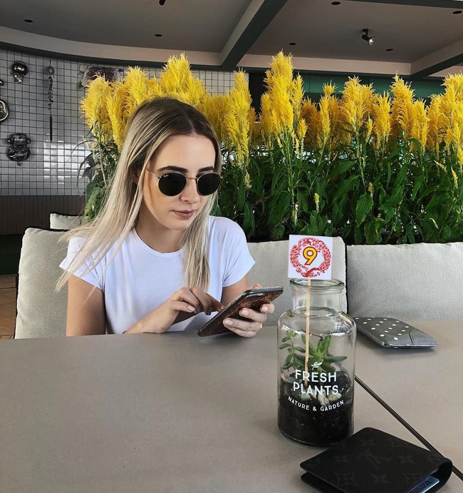  Pada berbagai postingan di Instagramnya, Jenny sering tampil kasual. Meskipun hanya mengenakan kaus oblong, Jenna tetap terlihat cantik. Foto: Instagram @jennavivian_