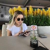  Pada berbagai postingan di Instagramnya, Jenny sering tampil kasual. Meskipun hanya mengenakan kaus oblong, Jenna tetap terlihat cantik. Foto: Instagram @jennavivian_