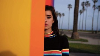 Dina sapaan karib Dominica mengungkapkan, perubahan warna bola mata juga terjadi karena faktor turunan. Meskipun ibu bapak tidak bermata biru, bisa saja nenek moyangnya dulu.