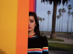 Dua Warna Bola Mata Model Cantik Bikin Netizen Kagum