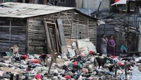 Sampah yang menggunung itu menambah suasana di perkampungan menjadi bertambah kumuh.