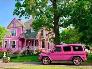 Menginap di Istana Barbie, Bukan Hanya Mimpi