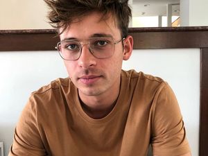 Astaga, DJ Flume Tampilkan Adegan Seks di Atas Panggung