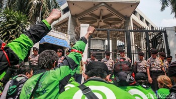 Mereka menanggapi berbagai pernyataan Datuk Shamsubahrin Ismail, bos Big Blue Taxi Malaysia yang melontarkan beragam pernyataan kontroversial karena menolak rencana Gojek mengaspal di Malaysia. Kata-katanya yang paling menimbulkan kehebohan adalah saat menyindir kemiskinan Indonesia.