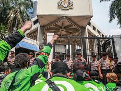 Massa Driver Gojek Demo di Depan Kedubes Malaysia