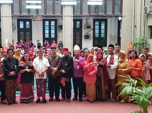 Melihat Gaya Kompak Pegawai Kemenhub Pakai Baju Adat Tiap Selasa