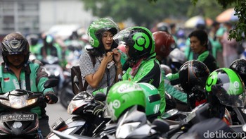 Seorang pengemudi ojek online bersiap mengantar penumpang di kawasan Jakarta. Grandyos Zafna/Dok. Detikcom.