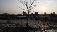 Sampah yang menghampar itu didominasi oleh plastik.
