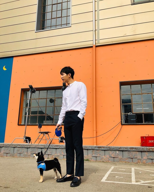 Mengenakan kemeja putih dan celana hitam, Lee Seung Gi terlihat maskulin. Foto: Instagram @leeseunggi.official