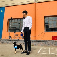 Mengenakan kemeja putih dan celana hitam, Lee Seung Gi terlihat maskulin. Foto: Instagram @leeseunggi.official