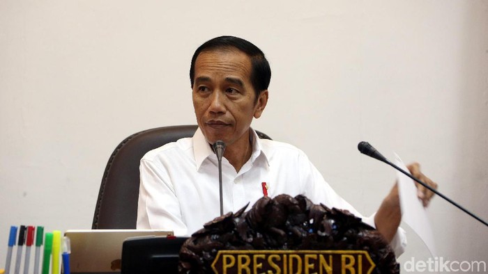 Presiden Joko Widodo gelar rapat terbatas (ratas) bersama para menteri. Apa saja yang dibahas Jokowi dalam rapat tersebut?