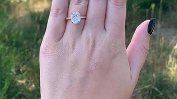 Kejadian ini juga berat bagi sang suami, diakui Laura ia suka menjadi kasar karena frustasi memiliki seorang istir yang sangat bergantung padanya terlebih tidak mengenal dirinya. Namun perlahan sikap suaminya tersebut berubah menjadi lembut. (Foto: Facebook)