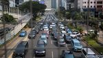 Antrean Panjang Kendaraan Masih Terlihat di Jalan Sudirman