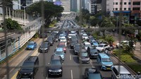 Sejumlah kendaraan nampak berjalan perlahan-lahan akibat kemacetan panjang yang terjadi di kawasan Jenderal Sudirman, Jakarta.