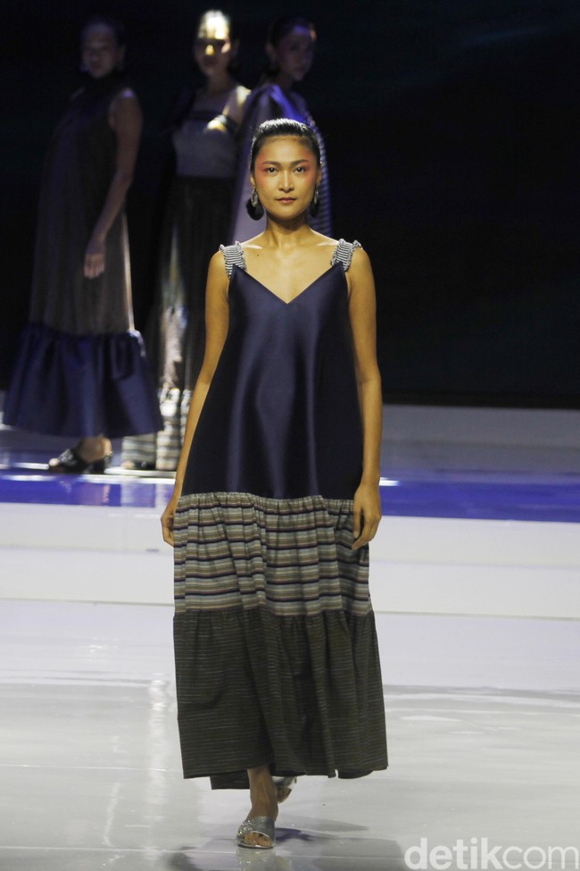Desainer Stella Rissa memamerkan koleksi busana dari kain lurik Yogyakarta di ajang Jakarta Fashion & Food festival 2019. Hotel Harris. kelapa Gading. Jakarta. Senin [19/08/2019]. Foto: Mohammad Abduh/Wolipop