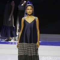 Desainer Stella Rissa memamerkan koleksi busana dari kain lurik Yogyakarta di ajang Jakarta Fashion & Food festival 2019. Hotel Harris. kelapa Gading. Jakarta. Senin [19/08/2019]. Foto: Mohammad Abduh/Wolipop