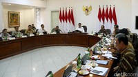 Presiden Joko Widodo (Jokowi) menggelar rapat terbatas (ratas) bersama para menteri di kantor presiden Jakarta, Selasa (03/09/2019).