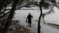 Persoalan mengenai sampah plastik yang mengancam lingkungan ini pun membuat Departemen Lingkungan dan Sumber Daya Alam Filipina atau Department of Environment and Natural Resources (DENR) mengerahkan sejumlah orang yang mereka sebut Pejuang Mangrove untuk membersihkan sampah plastik dan melestarikan lingkungan dari ancaman limbah plastik tersebut.