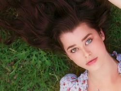 Dua Warna Bola Mata Model Cantik Bikin Netizen Kagum