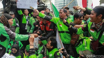 Disela aksi demo beberapa driver juga mengumpulkan uang receh.