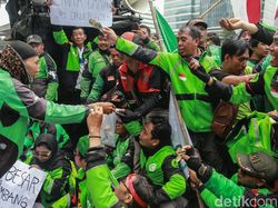 Massa Driver Gojek Demo di Depan Kedubes Malaysia