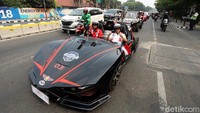 Salah satu mobil listrik buatan ITS yang ikut serta dalam Jambore Kendaraan Listrik Nasional melintasi jalanan di Jakarta usai melakukan perjalanan dari Surabaya.