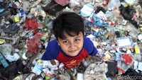Seorang anak bermain di atas sampah yang menggunung di kawasan Kampung Bengek.