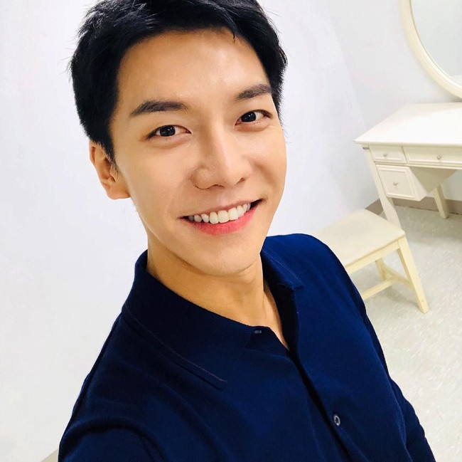 Dalam sebuah video yang viral Lee Seung Gi tampak sedang membeli jajanan tradisional lokal cenil lopis. Ia pun mengunjungi jualan Mbah Satinem yang terkenal setelah tampil di Netflix. Foto: Instagram @leeseunggi.official