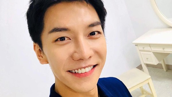 Gaya Lee Seung Gi yang Viral Karena Jajan Cenil Lupis di Jogja