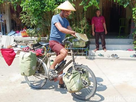 Seorang WN Prancis yang suka keliling dunia dengan sepeda, Romain Auclair (30)/