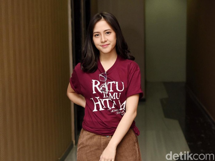 Zara eks JKT48 saat ditemui di kawasan Cikini.
