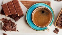 Cokelat - Dark chocolate dengan kandungan cokelat minimal 60% bisa memperkuat kinerja otak karena kaya antioksidan dan menghambat penuaan dini. Foto: iStock