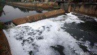 Air di saluran Kanal Banjir Timur nampak dipenuhi oleh busa berwarna putih, Jakarta, Sealsa (3/9/2019).