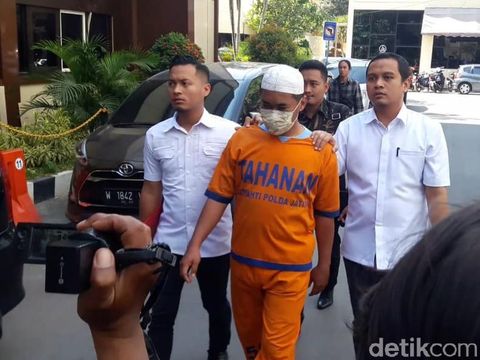  Samsul Arifin (SA) pakai baju tahanan/