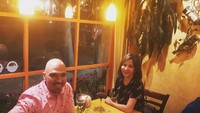 Nama Medina ikut dibicarakan publik semenjak Sajad menuntut Nikita agar bisa bertemu dengan anak mereka. Meski begitu, keduanya terlihat santai bahkan sempatkan liburan dan makan malam bersama. Foto: Instagram medinamoesa