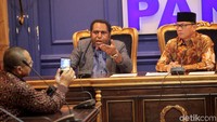 Saat memberikan tanggapan, John menyayangkan sikap pemerintah yang masih memblokir jaringan internet di Papua. Menurutnya, hal itu membuat informasi yang tersampaikan menjadi bias dan tak berimbang.