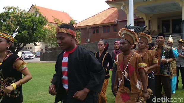 Bupati dan Pejabat Pemkab Rembang joget bareng warga dari Papua.
