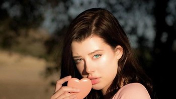 Heterochromia terjadi karena adanya kekurangan maupun kelebihan jumlah melanin. Hal ini bisa terjadi mungkin karena penyakit, rekayasa genetika, cedera atau bahkan karena warisan dari orang tua. Foto: Instagram