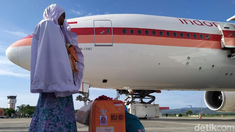 392 Jemaah Haji Kloter 1 Embarkasi Aceh Tiba di Tanah Air 392 jemaah haji kloter 1 embarkasi Aceh tiba di Tanah Rencong. Satu jemaah dalam kloter ini meninggal di tanah suci. Mereka mendarat di Bandar Sultan Iskandar Muda, Blang Bintang, Aceh Besar, Aceh, Selasa (3/9/2019) sekitar pukul 16.17 WIB.