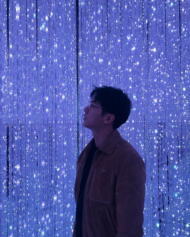 Kedatangan penyanyi, aktor, presenter tersebut tentu bikin heboh para penggemar dunia hiburan Korea. Dari video yang beredar, tampaknya Lee Seung Gi datang untuk sebuah program. Pria 33 tahun itu memang dikenal sering membintangi variety show. Foto: Instagram @leeseunggi.official