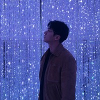 Kedatangan penyanyi, aktor, presenter tersebut tentu bikin heboh para penggemar dunia hiburan Korea. Dari video yang beredar, tampaknya Lee Seung Gi datang untuk sebuah program. Pria 33 tahun itu memang dikenal sering membintangi variety show. Foto: Instagram @leeseunggi.official